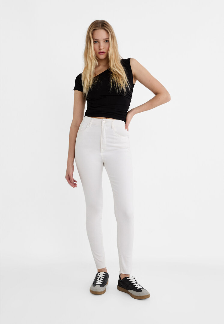

Stradivarius Hose mit superhohem Bund in Farben Weiß 36