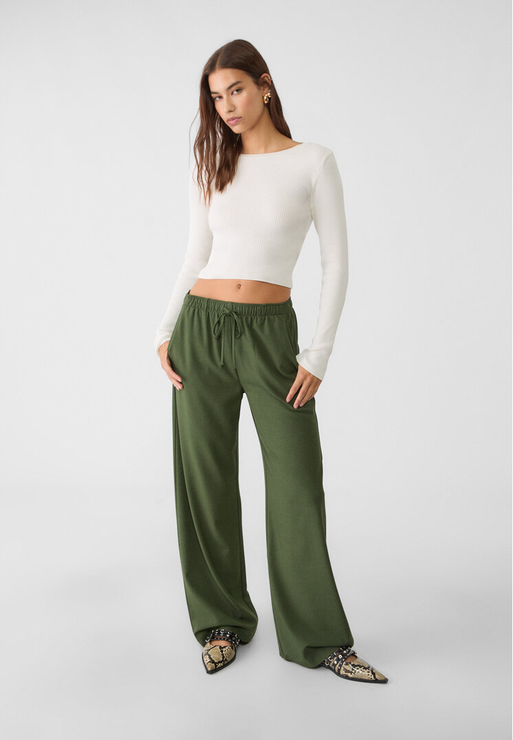 

Stradivarius Lange, fließende Stoffhose Grün XS