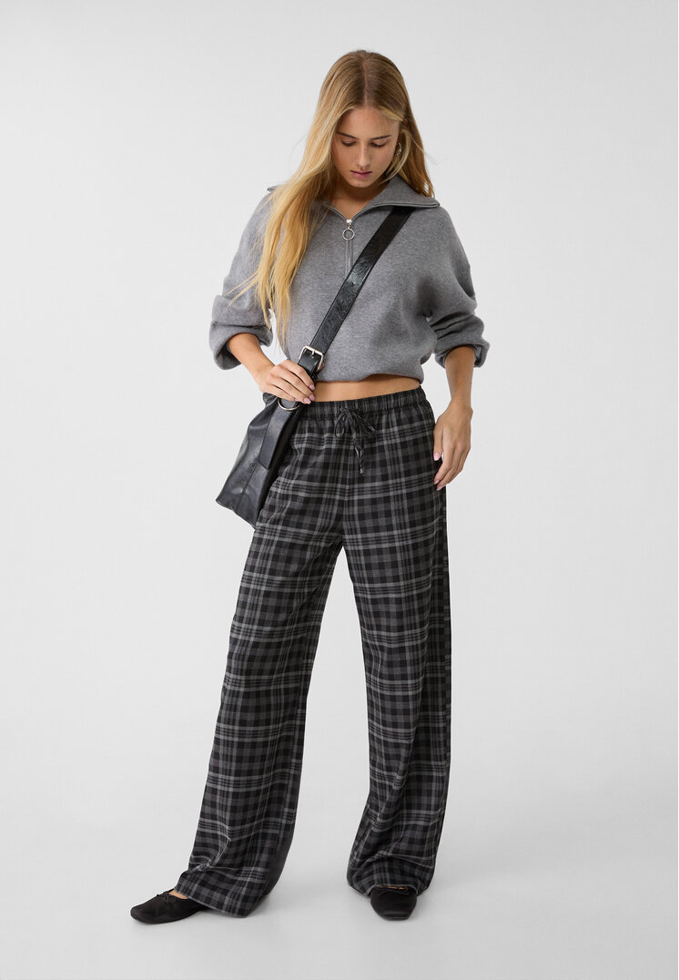 Stradivarius Pantaloni Lungi Eleganți Vaporoși În Carouri Negru M