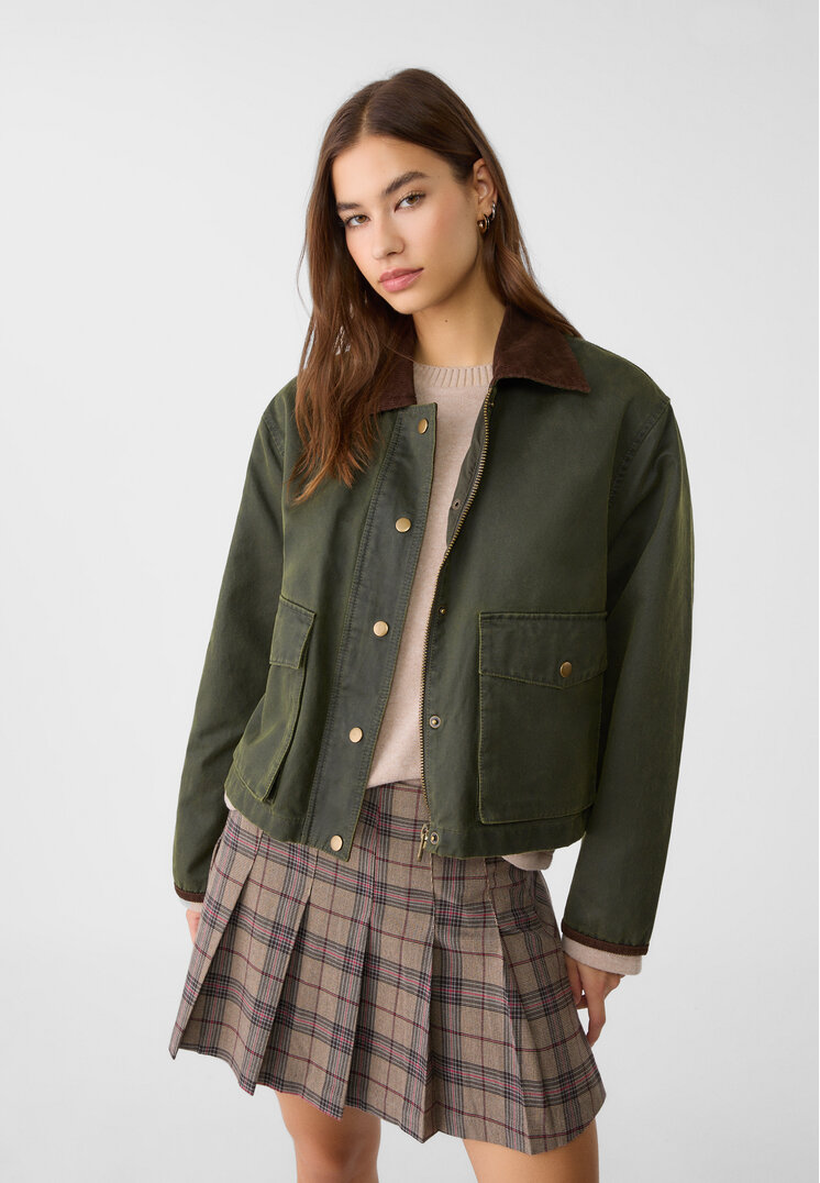 

Stradivarius Kurzer kombinierter und gewachster Parka Khaki XS