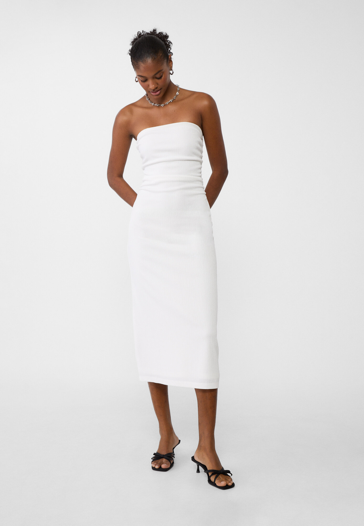 Robe midi textur?�e ?� ?�paules d?�nud?�es - Mode femme | Stradivarius Switzerland