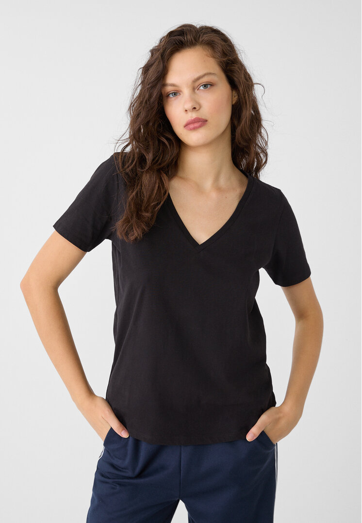 Stradivarius Tricou Simplu Cu Guler În V Negru M