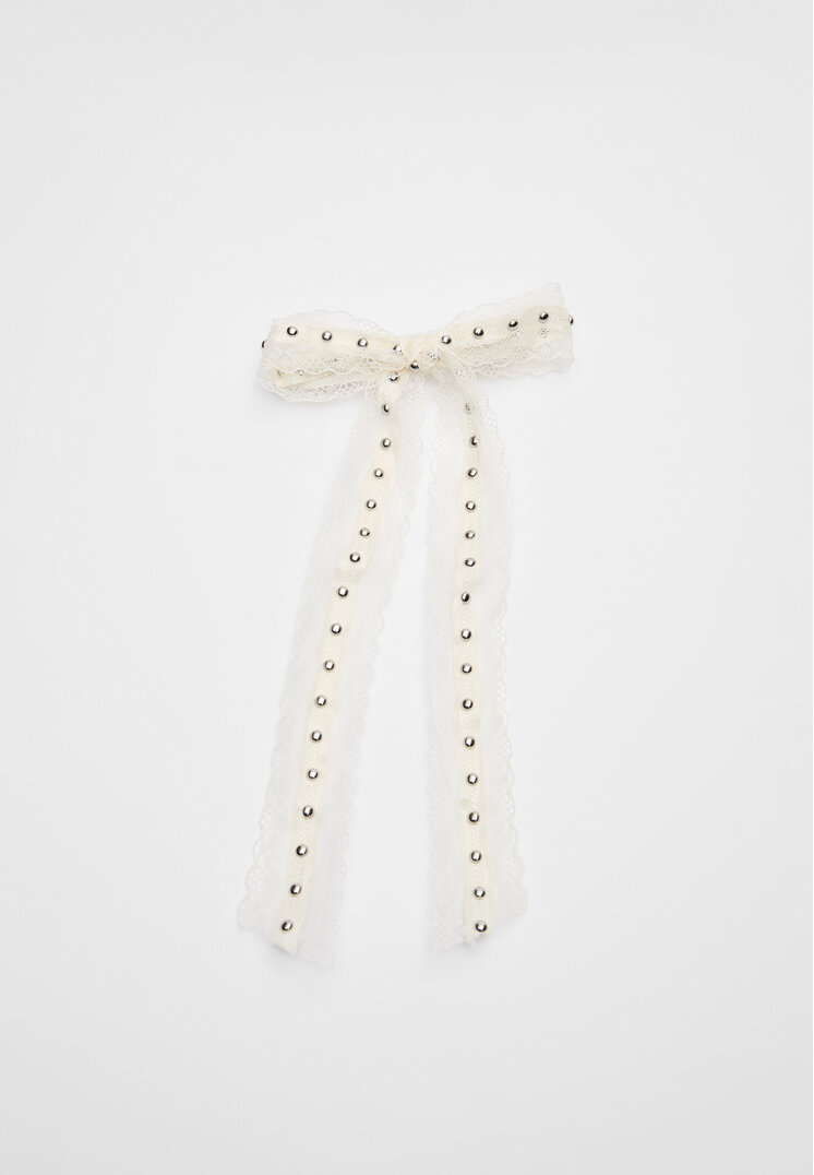 

Stradivarius Schleife aus Lace mit Nieten Ecru OS