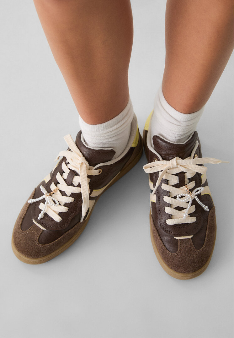 Stradivarius 2er-Set Schleifen mit Kunstperlen Sneaker Goldfarben OS