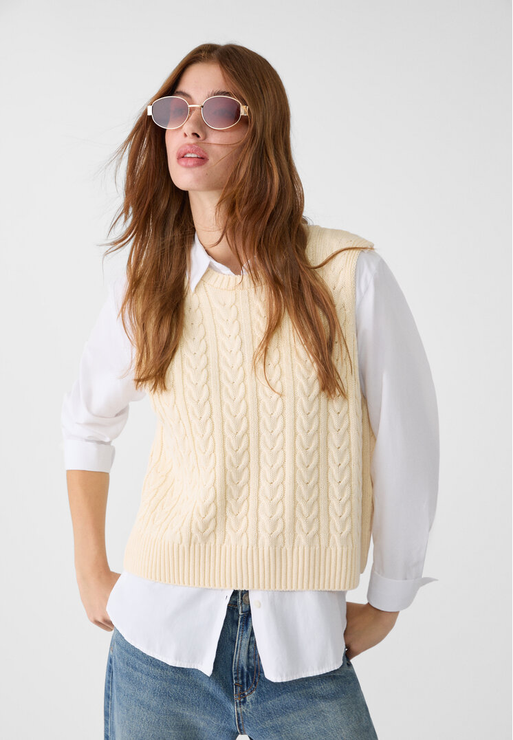 

Stradivarius Strickweste mit Schlitz am Rücken Vanille M