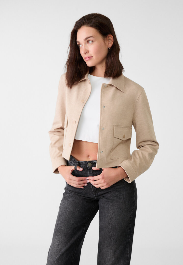

Stradivarius Kurze Jacke mit Taschen und kombiniertem Futter Ecru XL