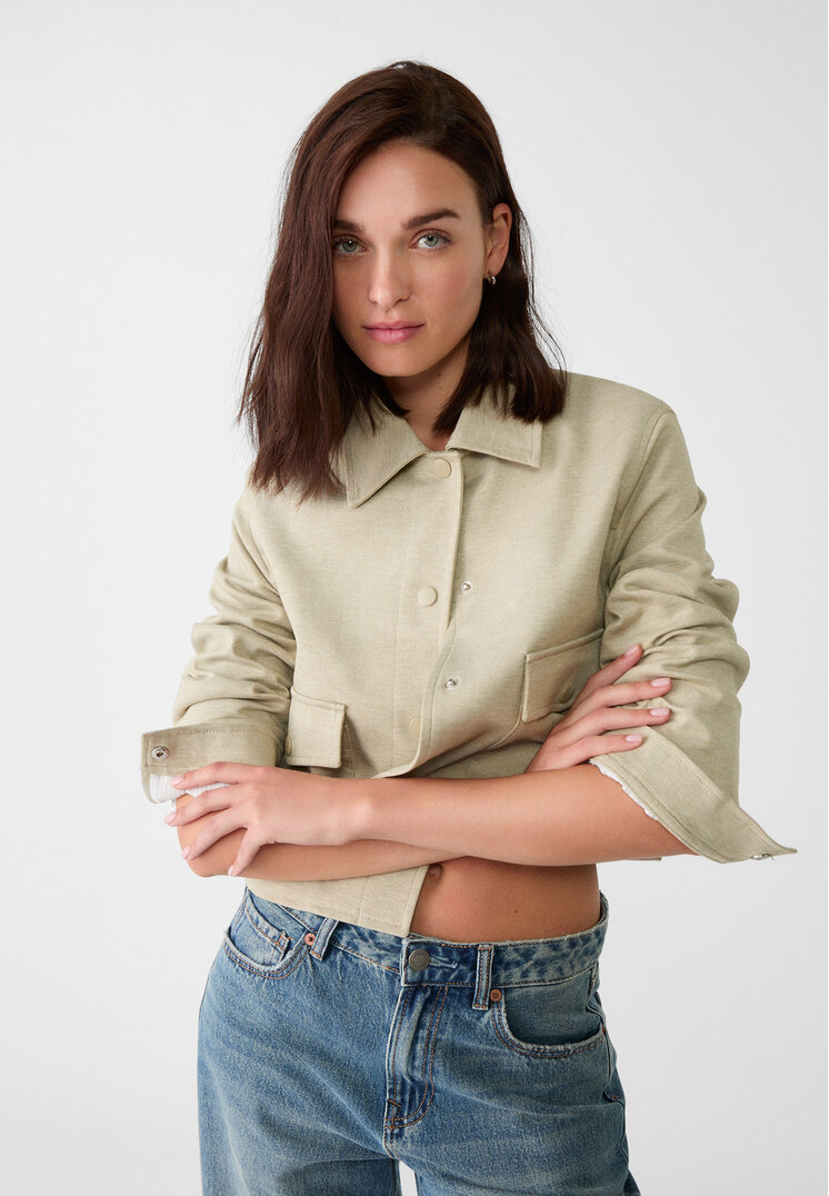 

Stradivarius Kurze Jacke mit Taschen und kombiniertem Futter Khaki XL