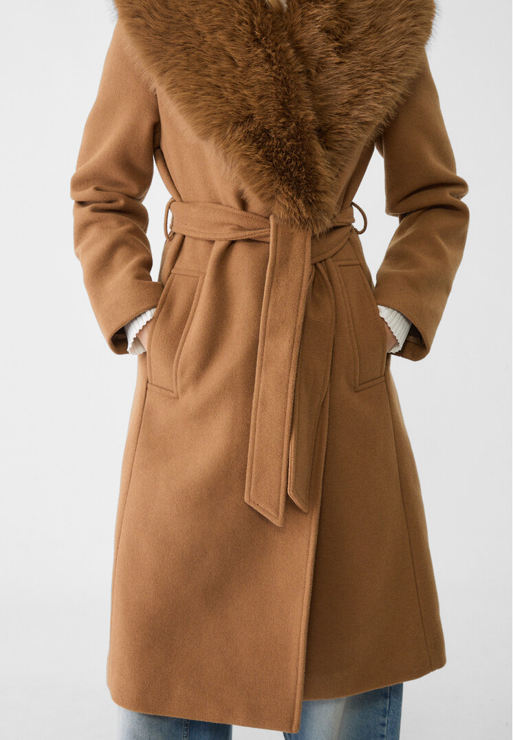 Stradivarius Cappotto con collo in pelliccia sintetica  Beige M