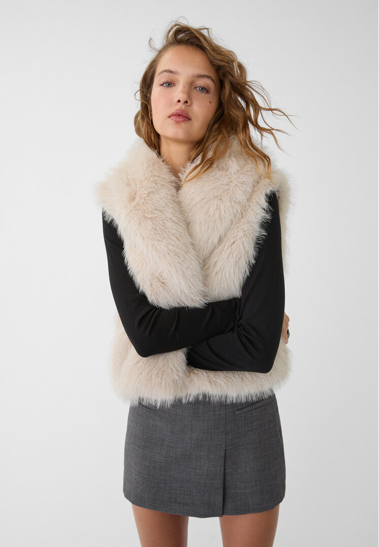 Stradivarius Vestă Crop Din Imitație De Blană Ecru M
