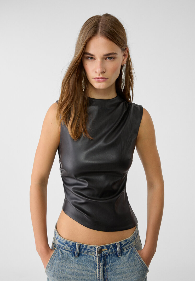 Stradivarius Top Asimetric Din Imitație De Piele Negru L