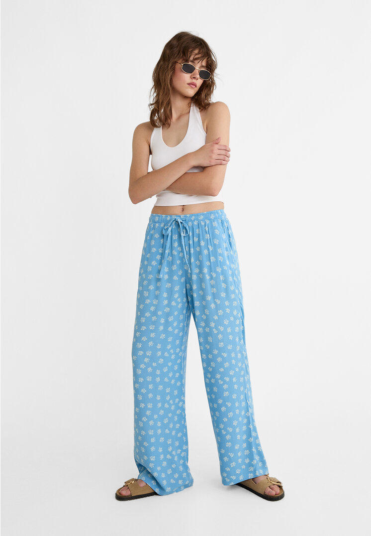 

Stradivarius Lange, fließende Hose mit Print Himmelblau L