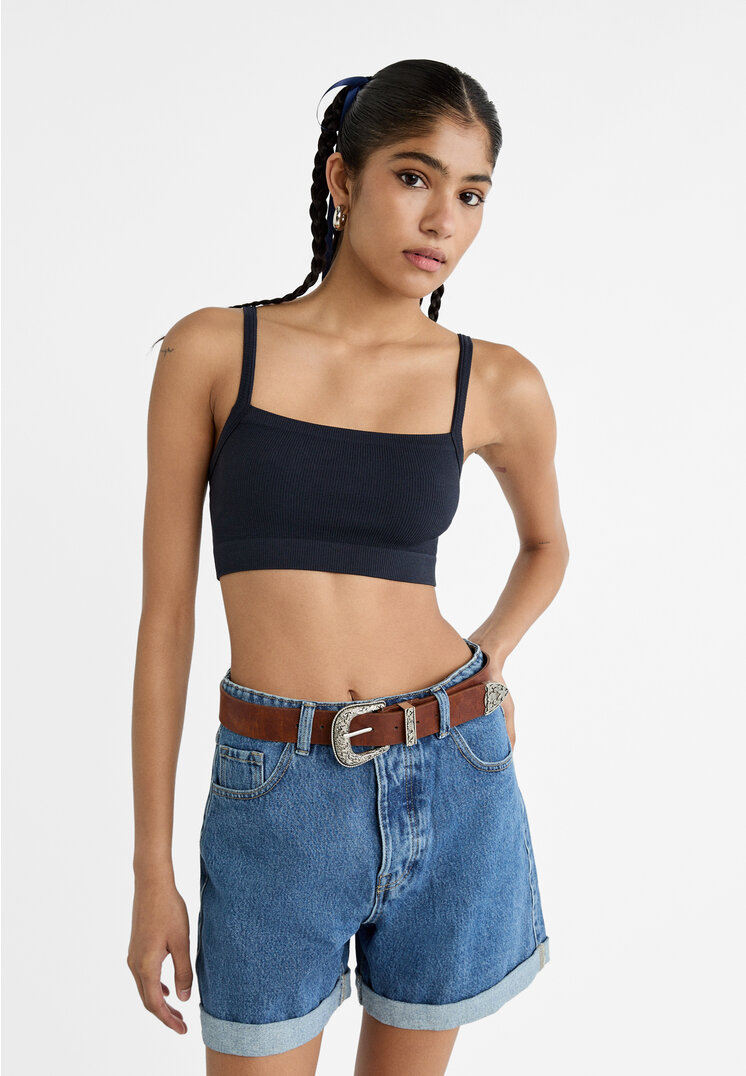 

Stradivarius Denimowe spodenki mom fit z wywiniętymi nogawkami Niebieski denim 40
