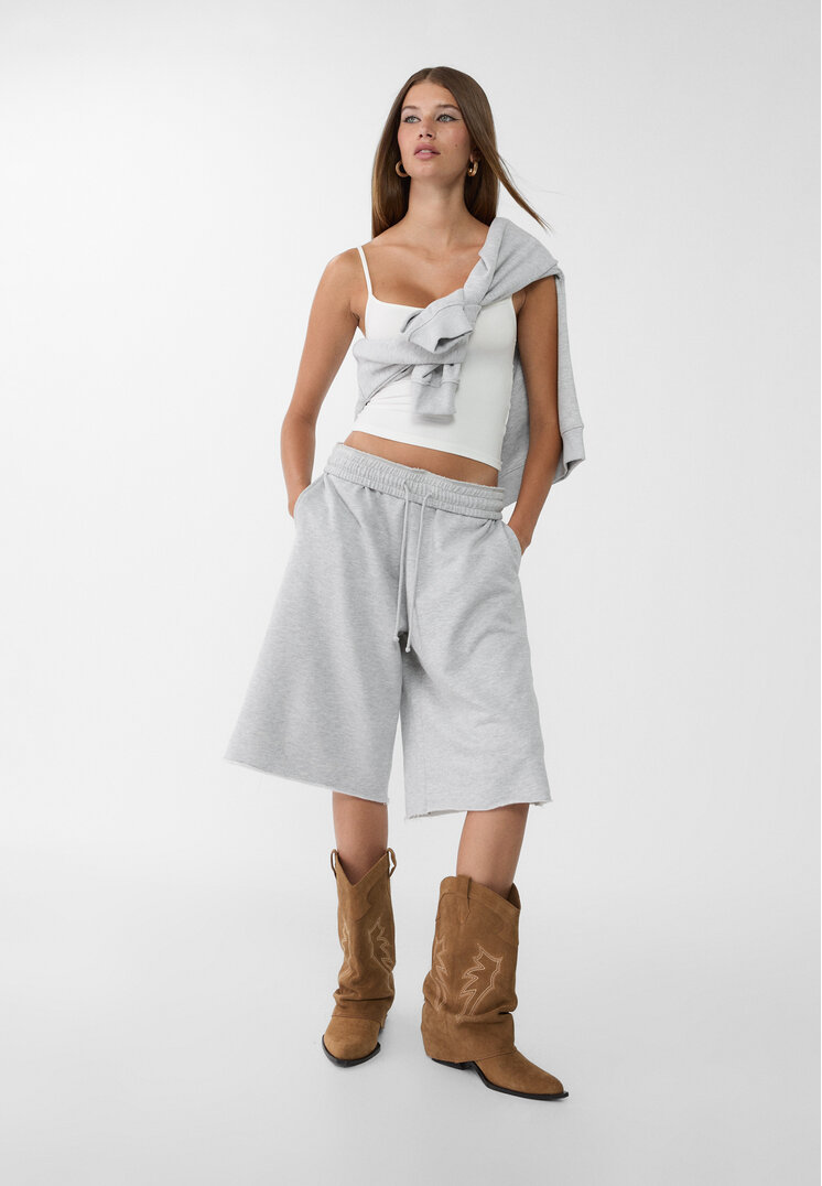 Stradivarius Ausgefranste Plüsch-Bermudas Grau Melange XS