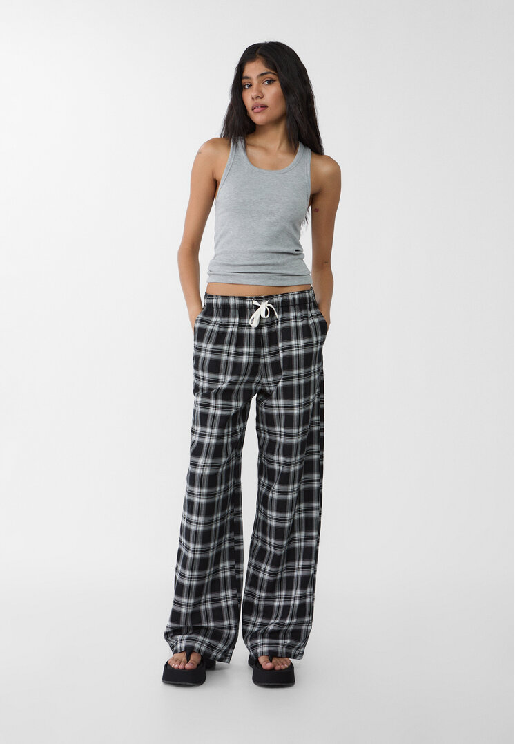 Stradivarius Pantaloni Cu Cădere Ușoară În Carouri Negru S