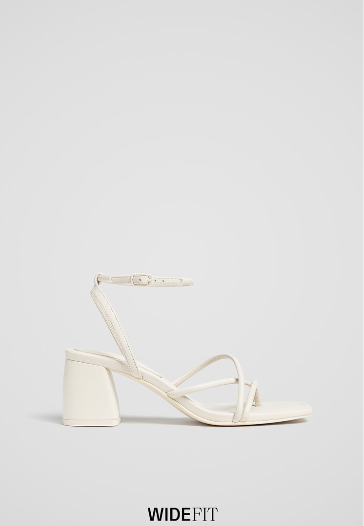 Stradivarius Wide Fit. Sandale Barete Multiple Alb 41