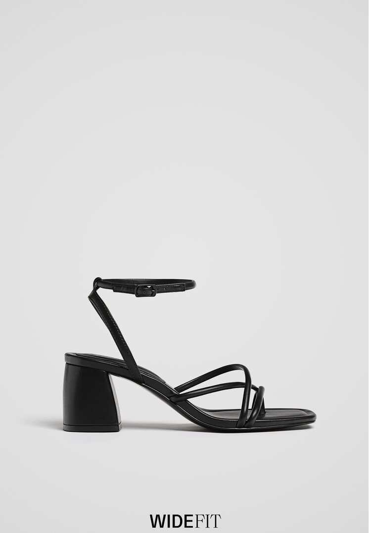 Stradivarius Wide Fit. Sandale Barete Multiple Negru 40