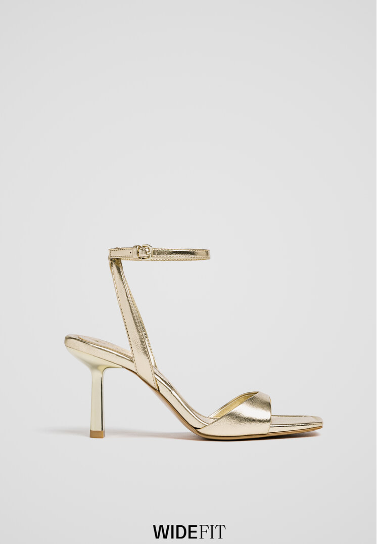Stradivarius WIDE FIT. Goldfarbene Sandalen mit Stilettoabsatz GOLD 37