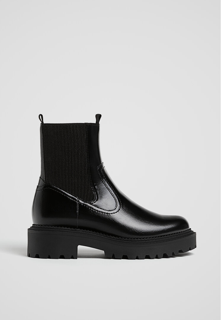 

Stradivarius Botki na płaskim obcasie w kolorze czarnym Czarny 39