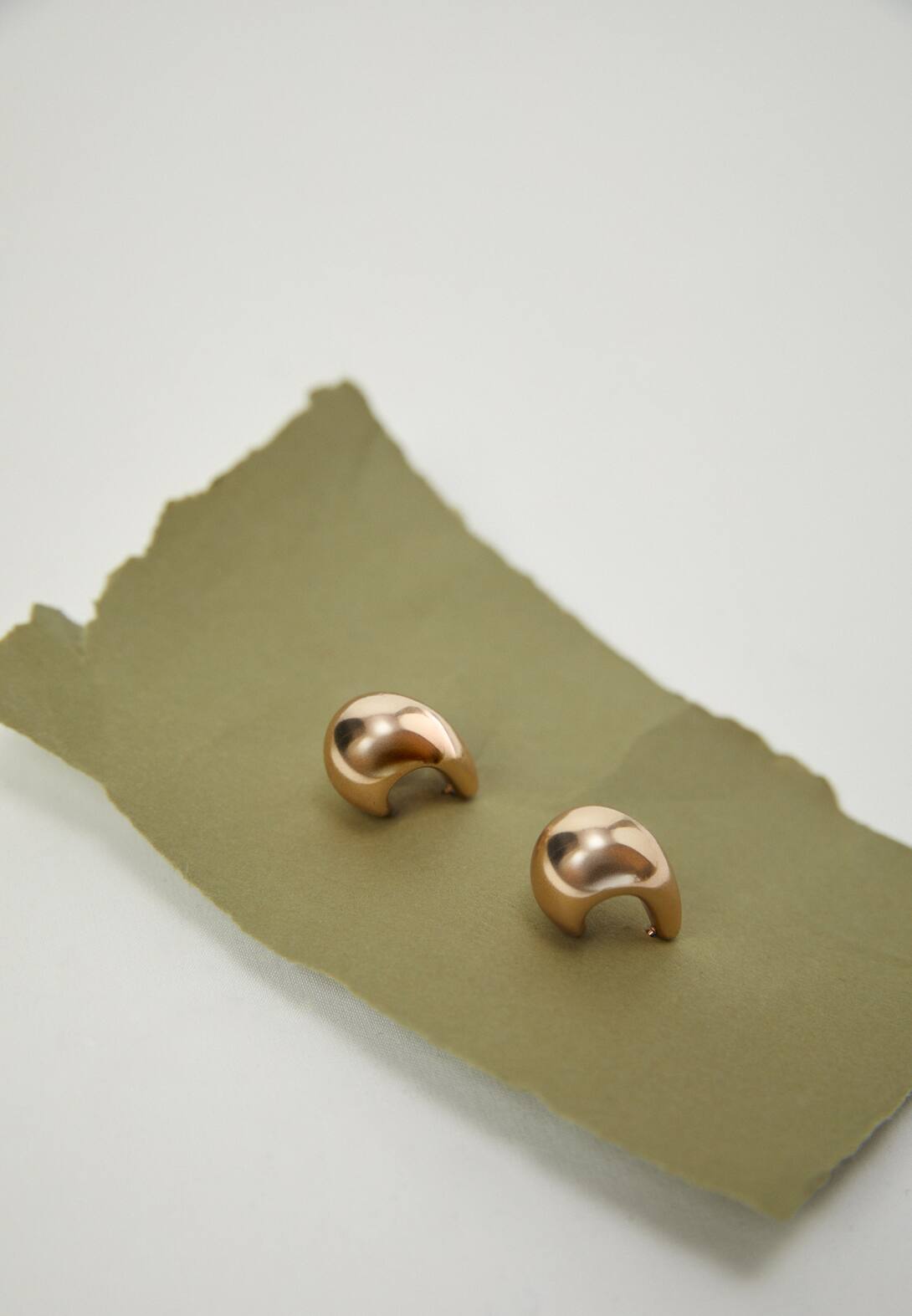 Sada 2 párů slzičkových a kruhových náušnic a earcuff