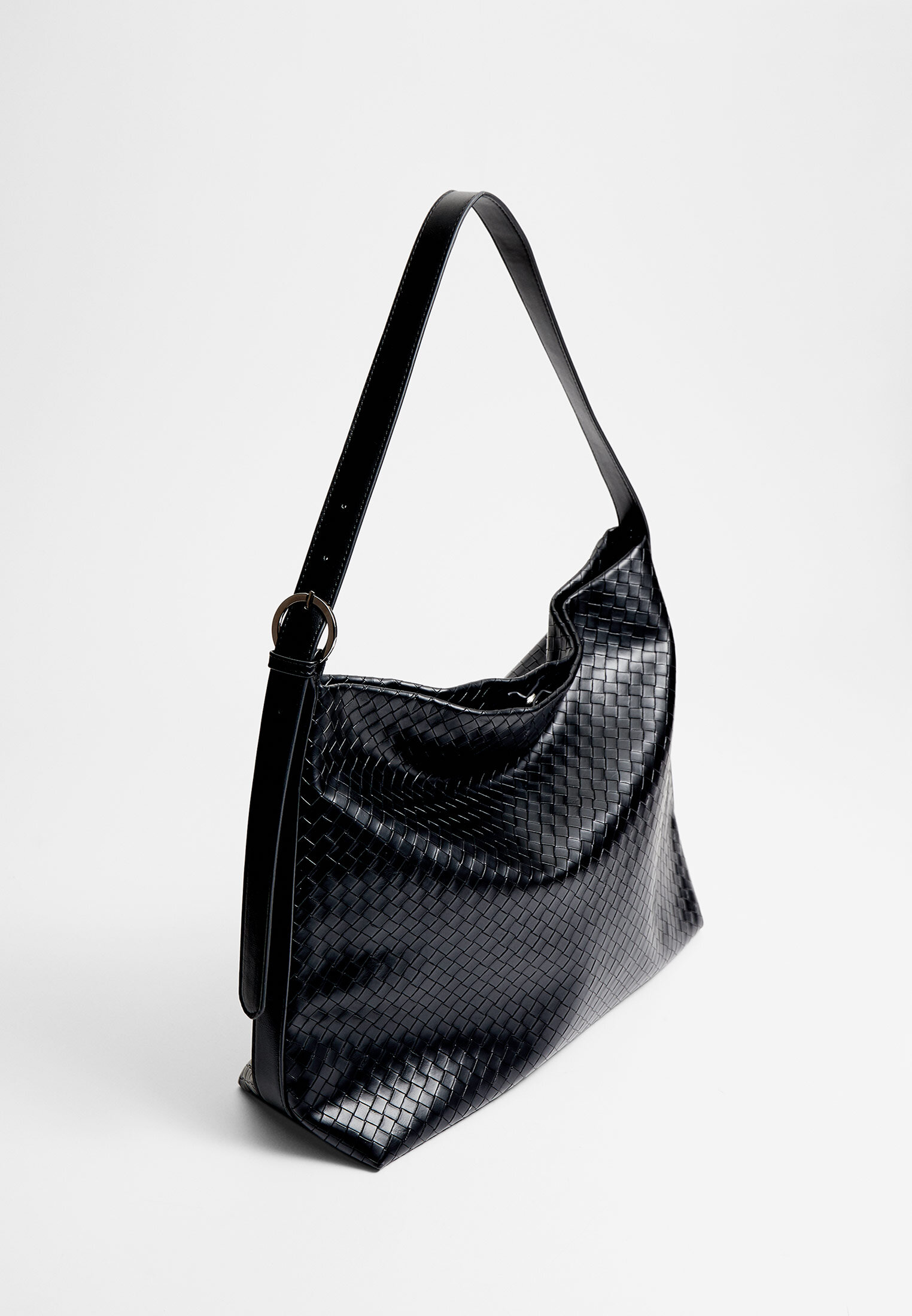 Woven shoulder bag