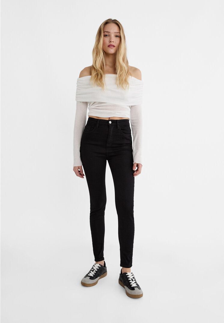 

Stradivarius Hose mit superhohem Bund in Farben Schwarz 36