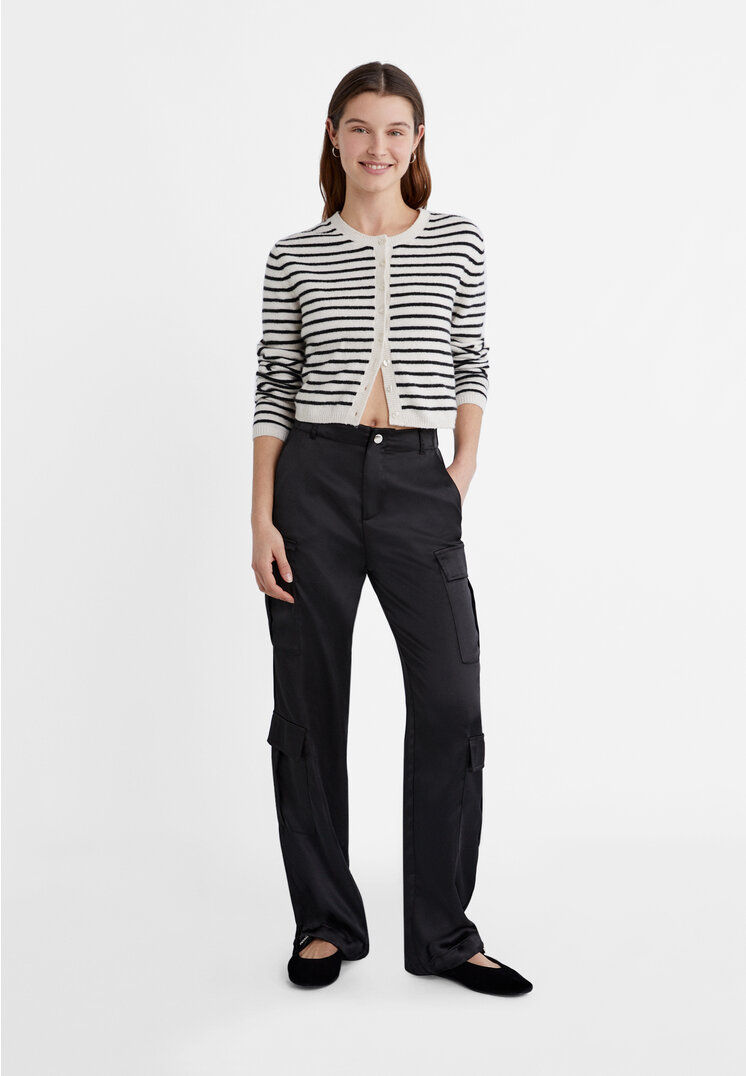 Stradivarius Cargohose aus Satin mit Taschen Schwarz 36