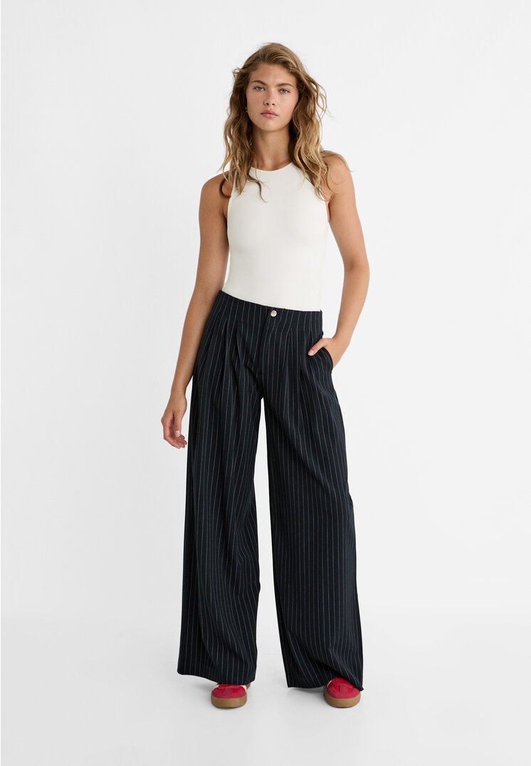 

Stradivarius Bundfaltenhose mit Nadelstreifen. Marineblau 36