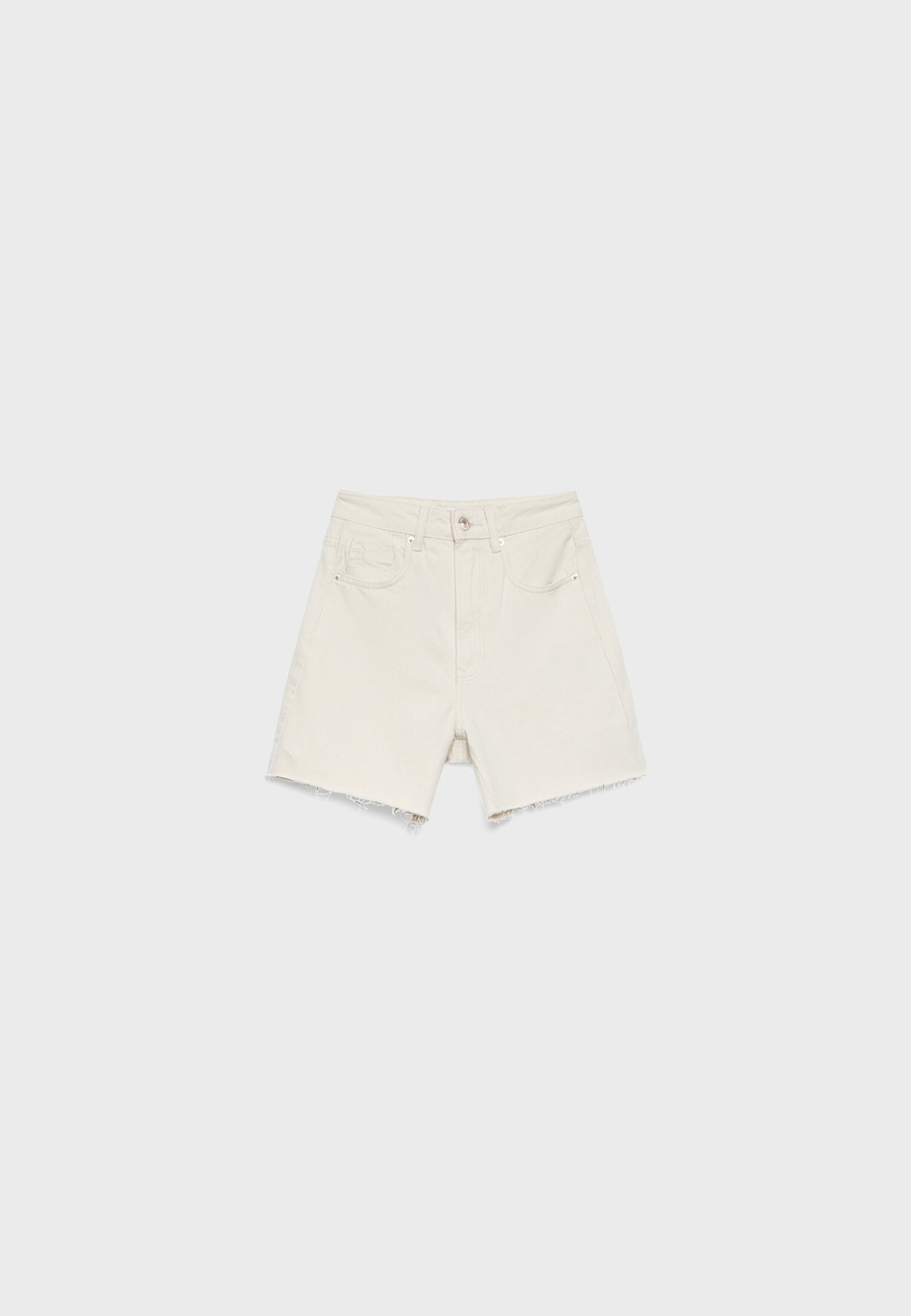 Short blanco online stradivarius