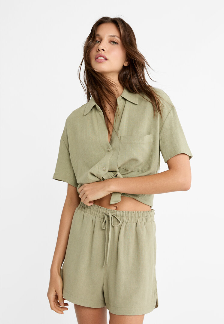 

Stradivarius Fließende Shorts mit Leinenanteil und Stretchbund Khaki XL