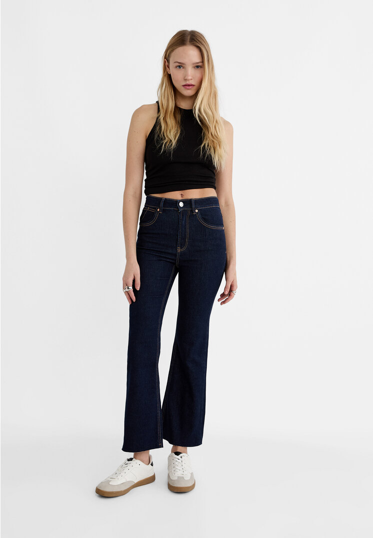 

Stradivarius D78 krótkie jeansy z rozszerzanymi nogawkami Ciemnoniebieski denim 38