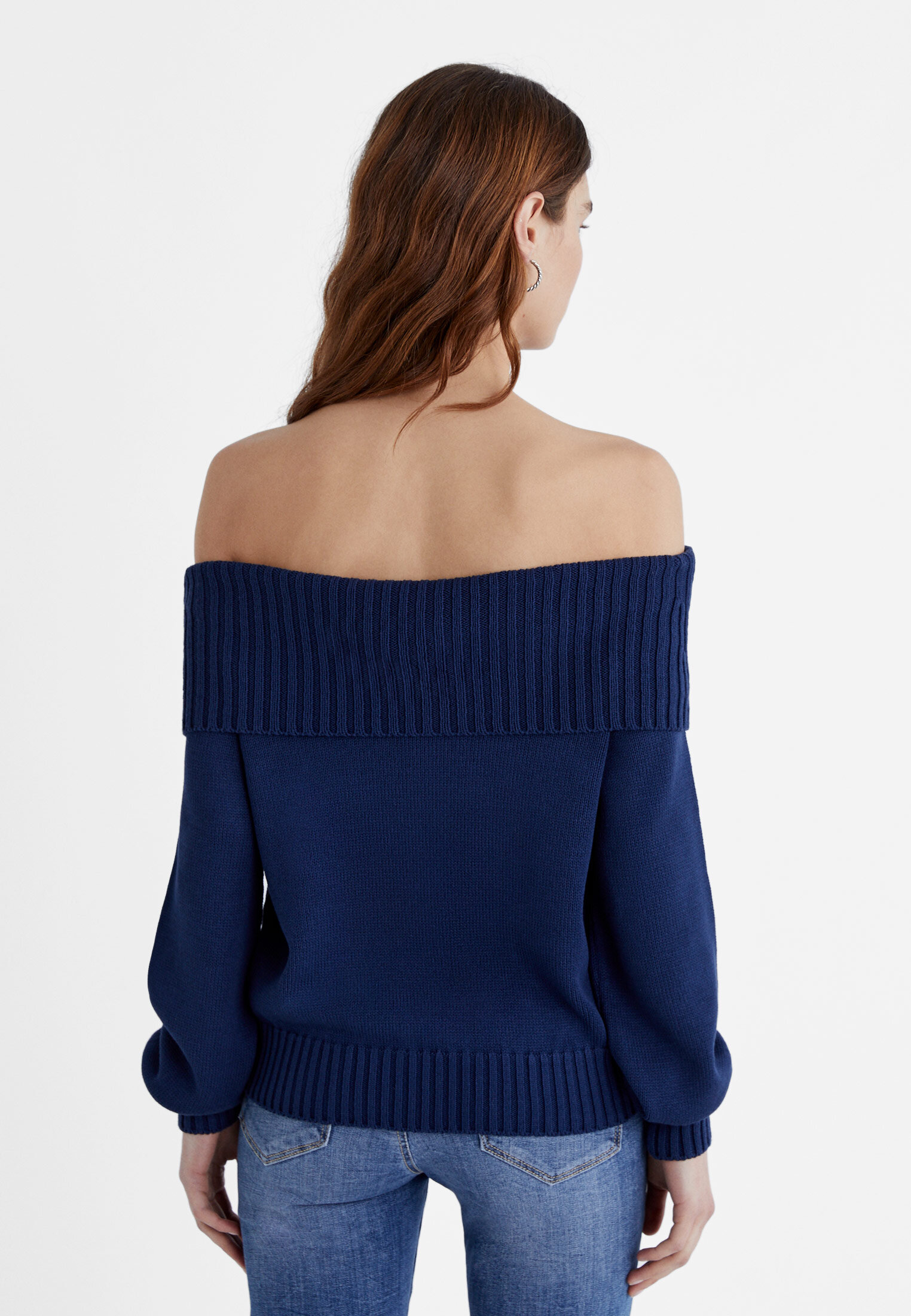 Exposed shoulder outlet sweater