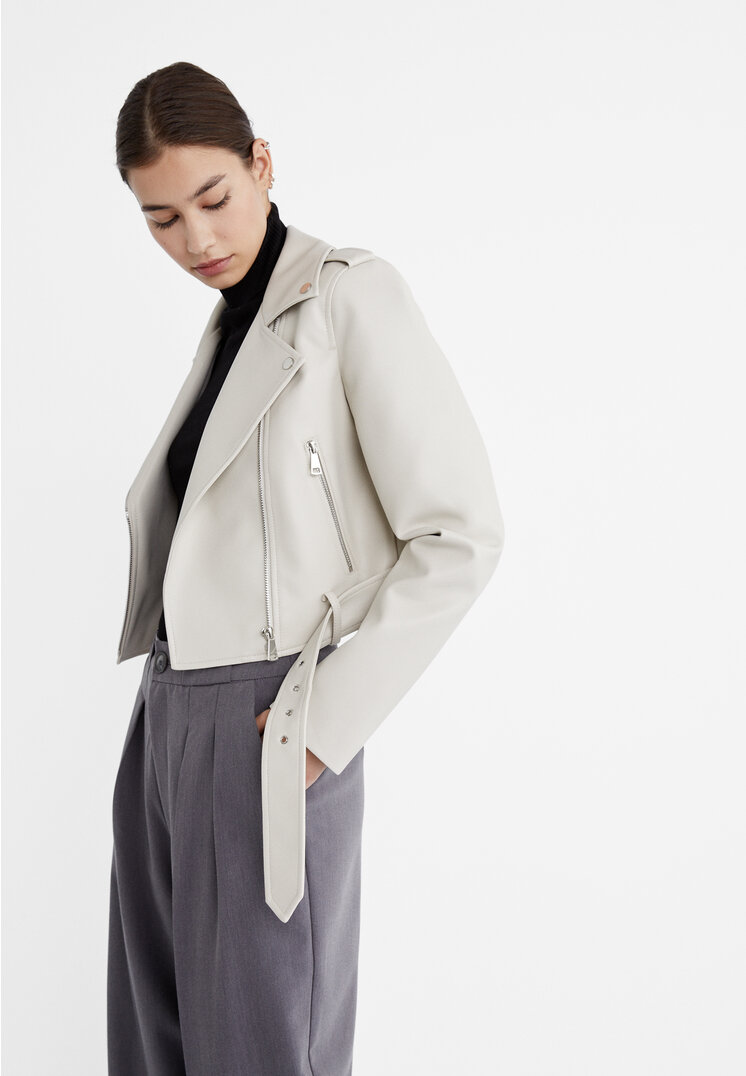 

Stradivarius Bikerjacke mit Gürtel aus Kunstleder Ecru XS