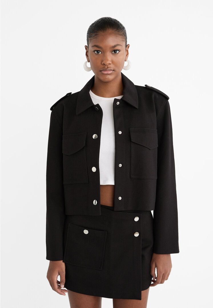 

Stradivarius Kurze Jacke mit Taschen Schwarz S