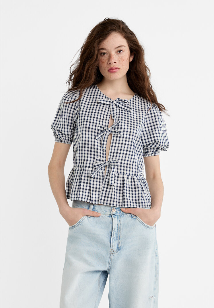 Gingham blouse with knot detail - Women's fashion | Stradivarius 