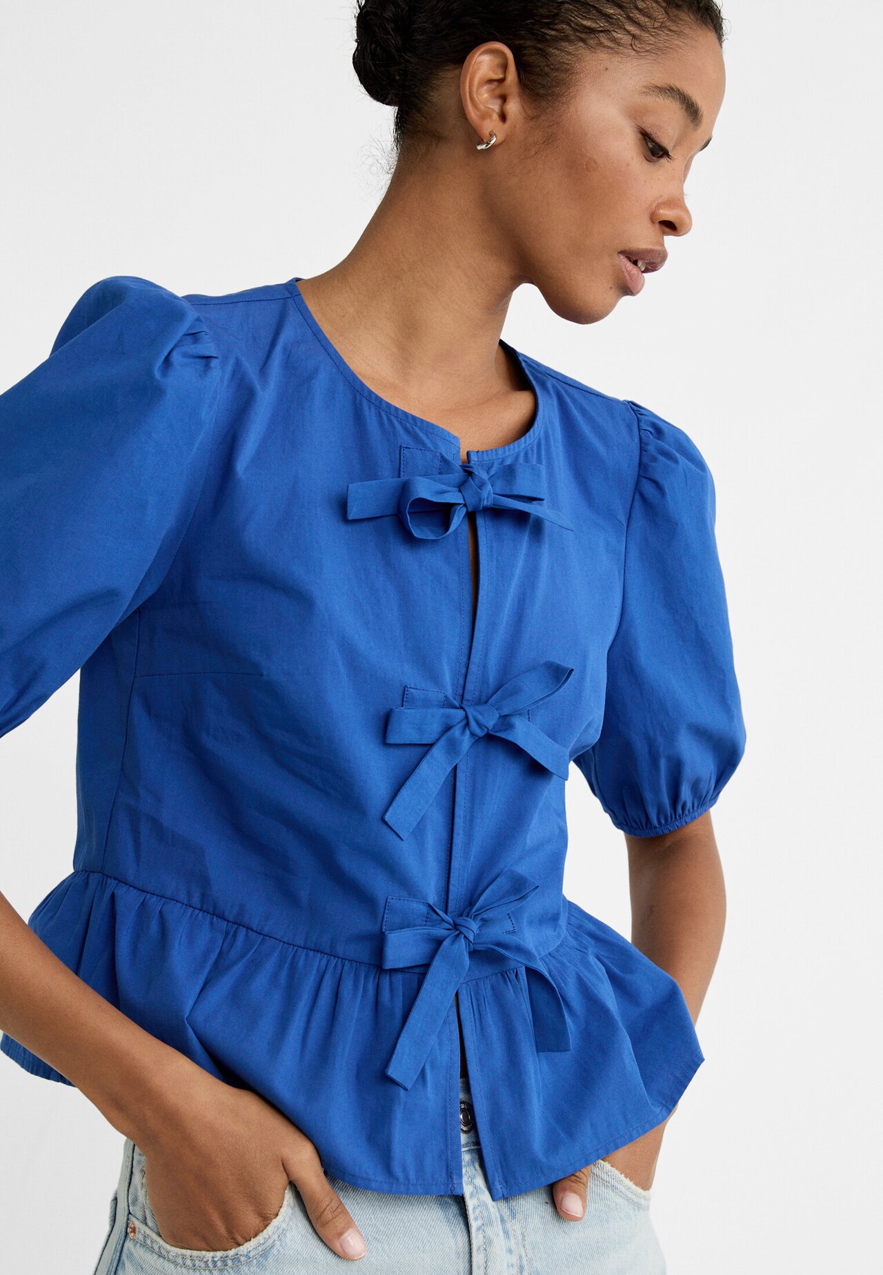 ¡Olvídate de los botones! Stradivarius tiene la blusa de rayas perfecta para este verano 6 Moncloa Los cierres de lazo la hacen lucir genial