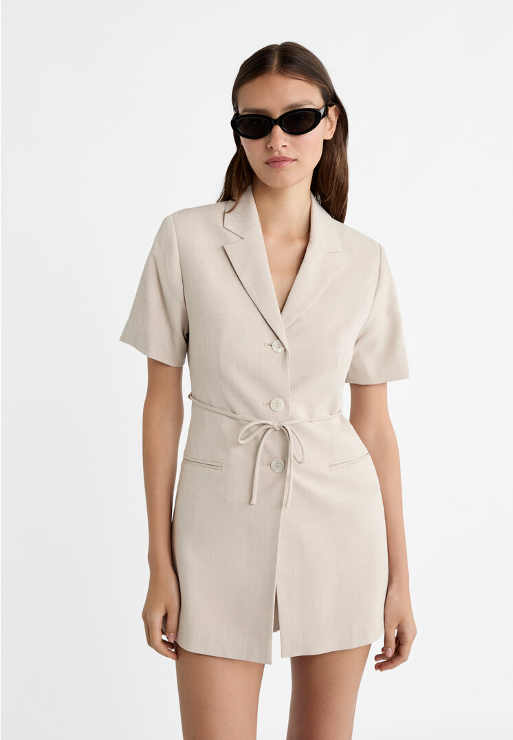 

Stradivarius Kurzes Blazer-Kleid mit freiem Rücken Steingrau M