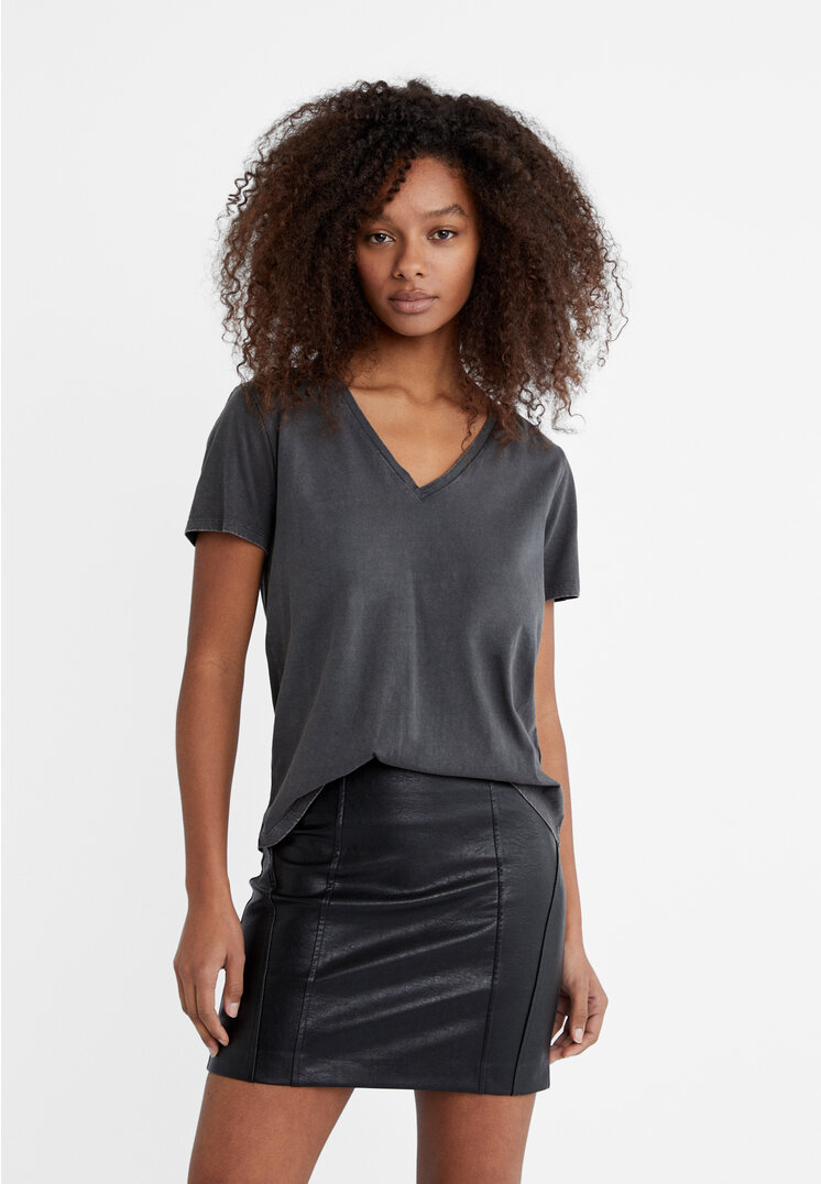 

Stradivarius Basic-Shirt im Acid-Wash mit V-Ausschnitt Graumeliert XL