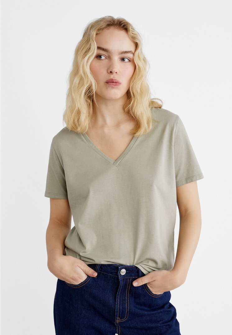 

Stradivarius Basic-Shirt mit V-Ausschnitt Khaki M