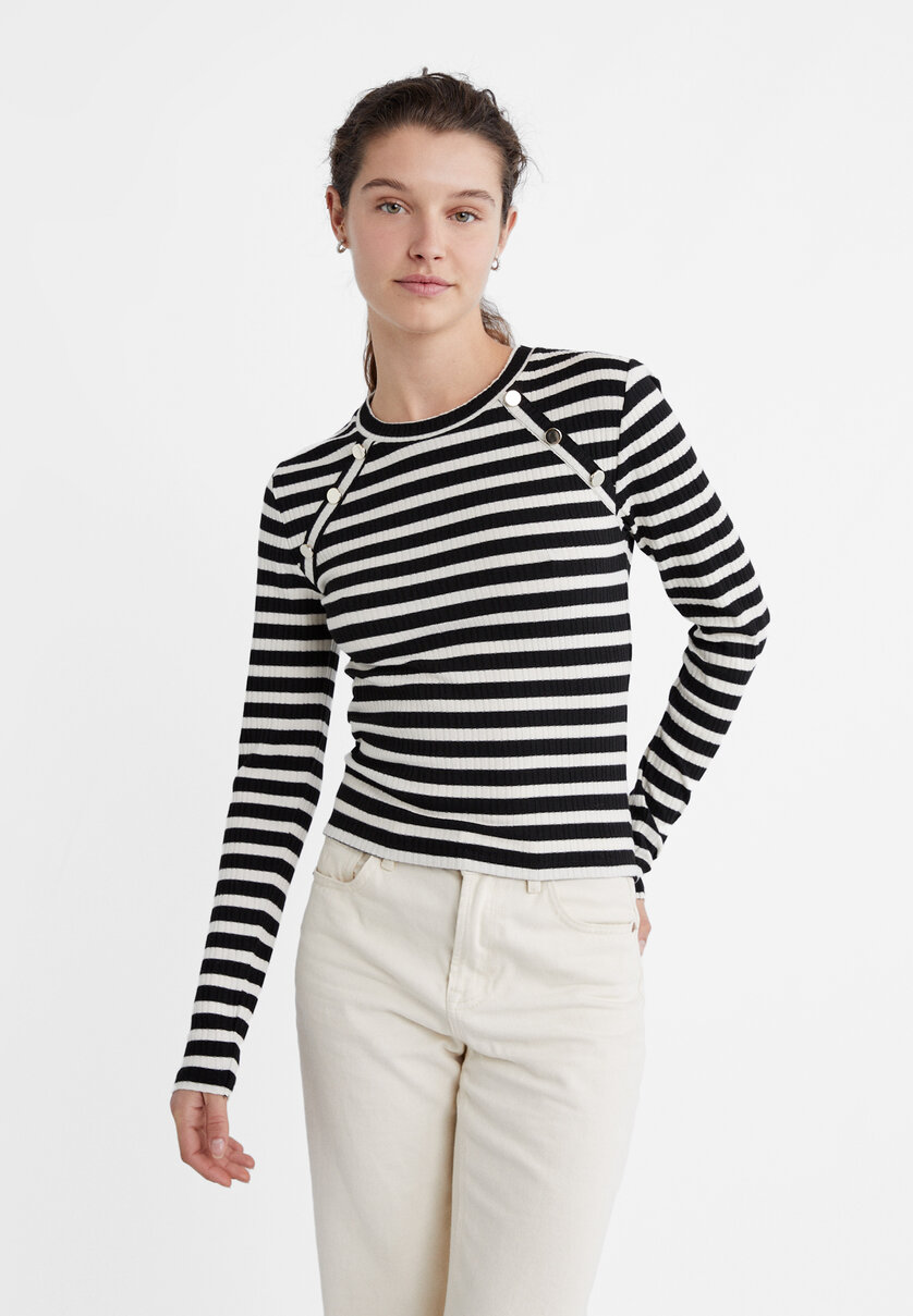 Ribbed T-shirt with buttons
