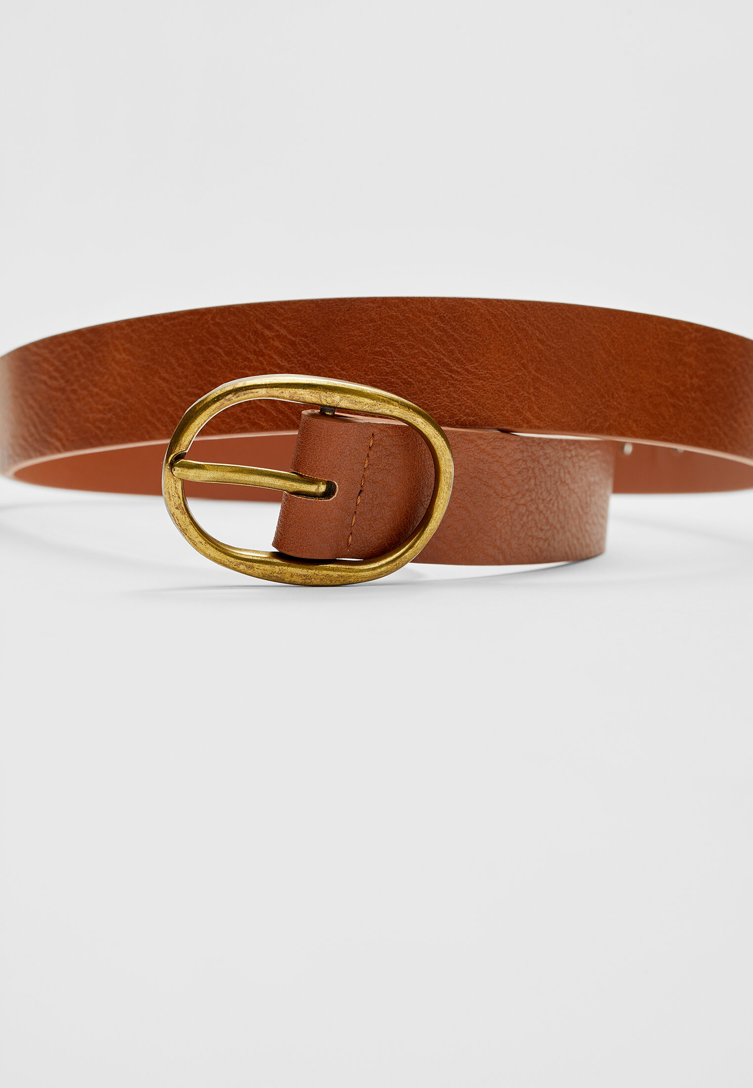 Ceinture fine avec boucle ovale mate