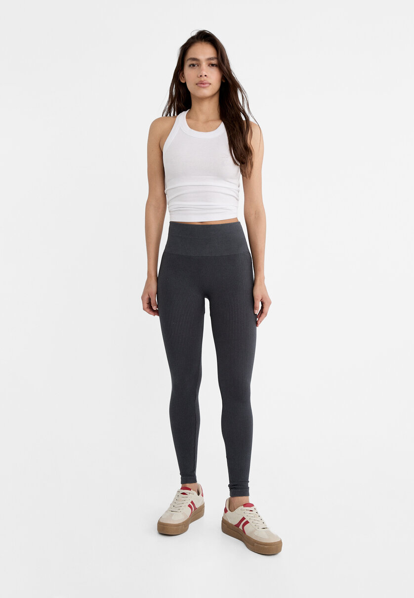 Leggings efecto piel online stradivarius