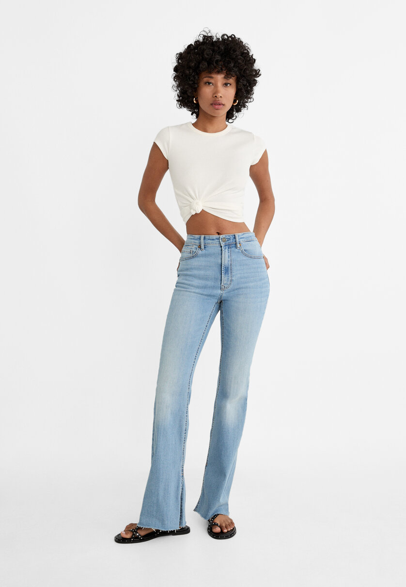 Расклешенные джинсы с разрезом на нижней кромке штанин