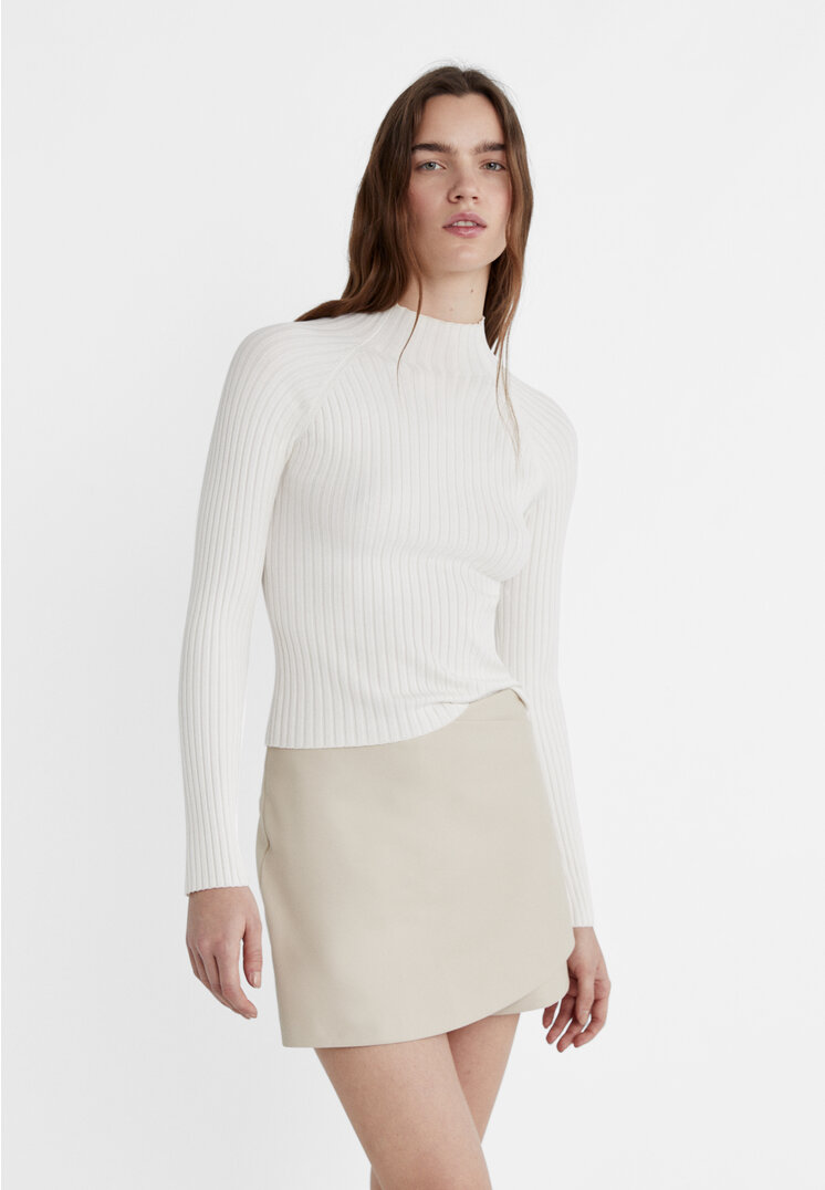 

Stradivarius Gerippter Pullover mit halbhohem Rollkragen Ecru XS
