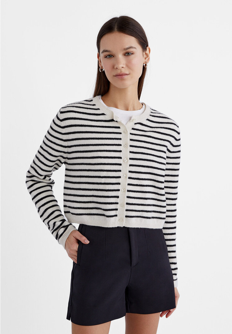 Stradivarius Weiche Strickjacke mit Knöpfen Vanille L