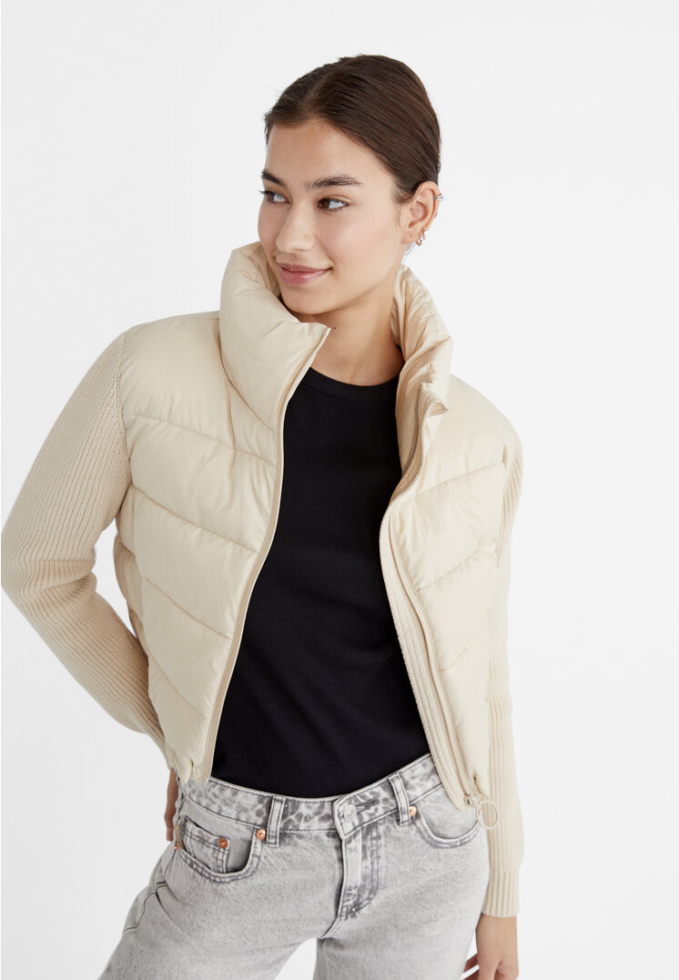 

Stradivarius Steppjacke mit Ärmeln aus Trikotstoff Ecru M