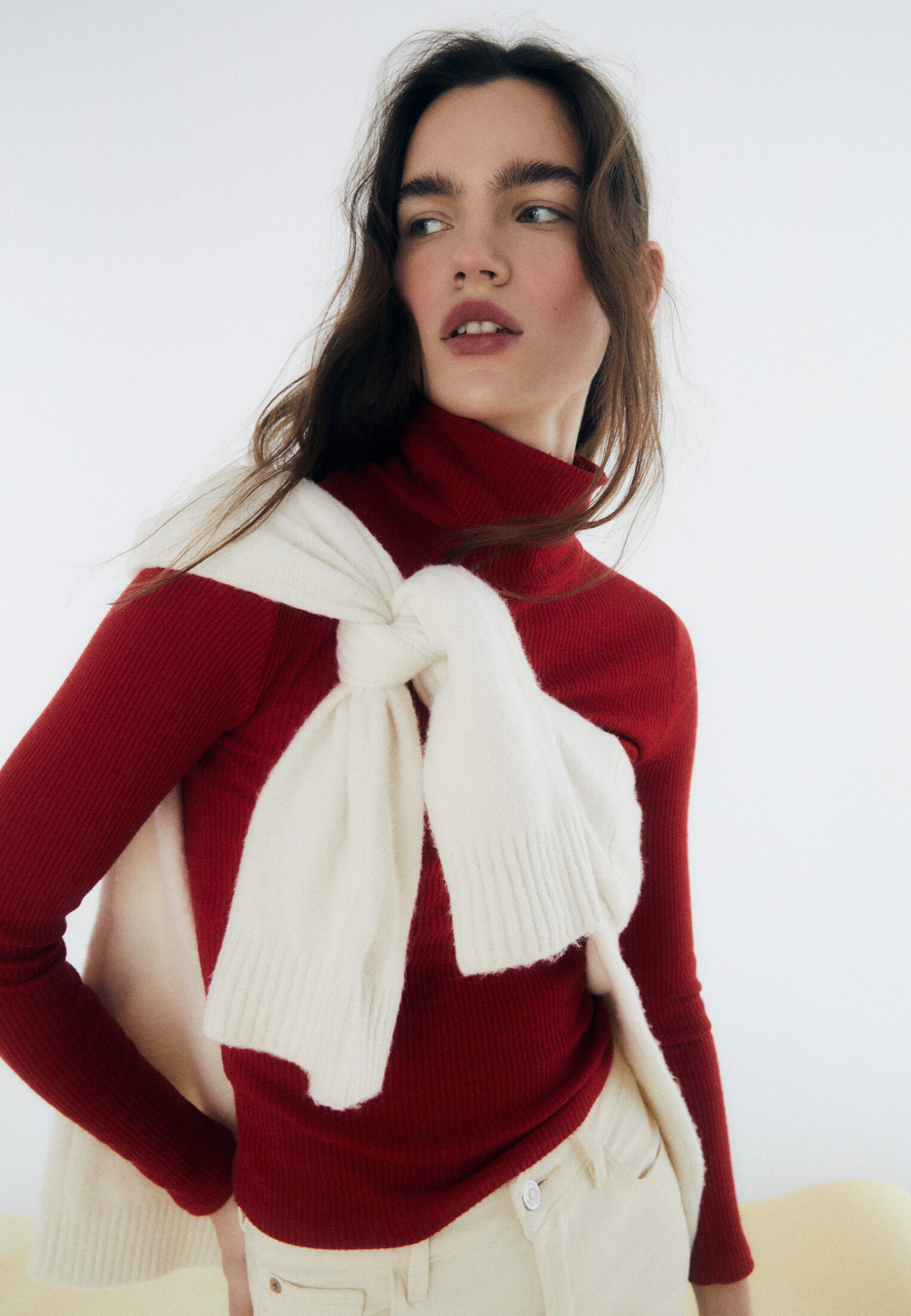 Camiseta de cuello vuelto de Stradivarius: el básico imprescindible para tu armario