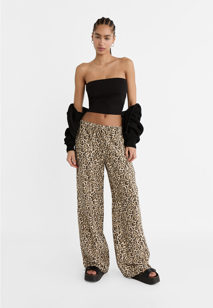 

Stradivarius Lange, fließende Hose Stil mit Leinenanteil im Leoparden-Look Karamell XL