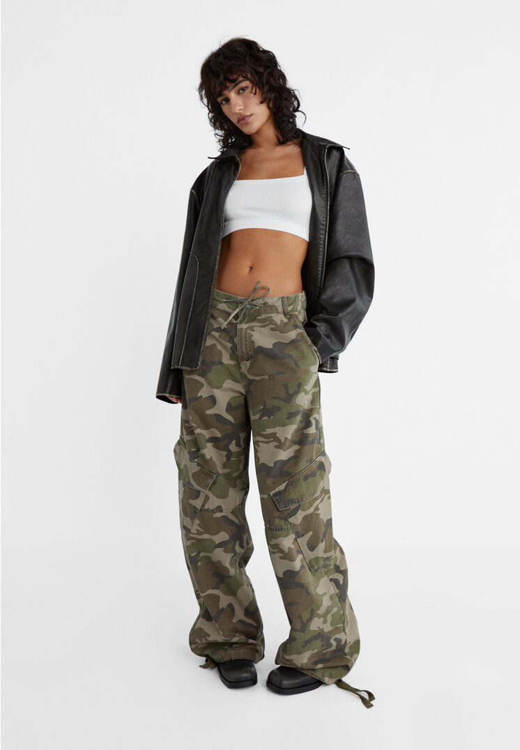 

Stradivarius Spodnie cargo w moro Khaki 44