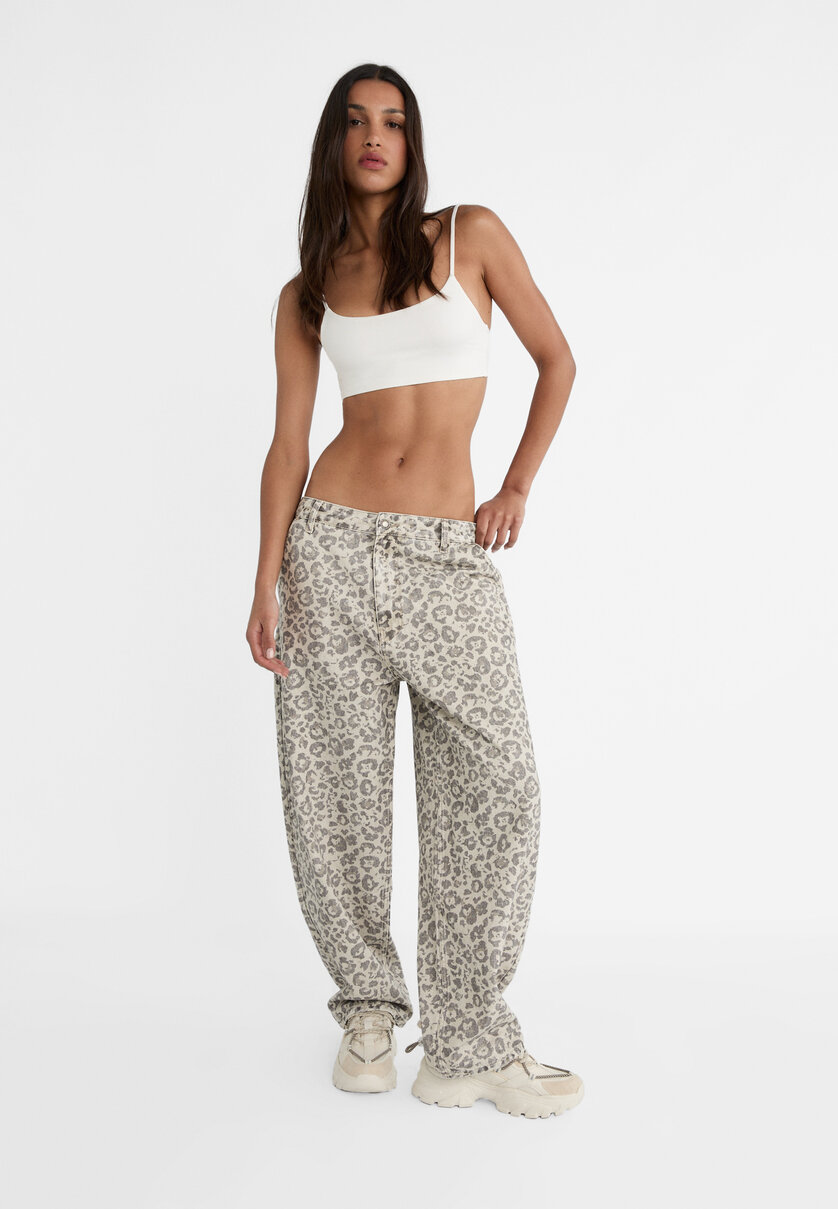 Tendencias en auge: Pantalones de leopardo como estrella indiscutible