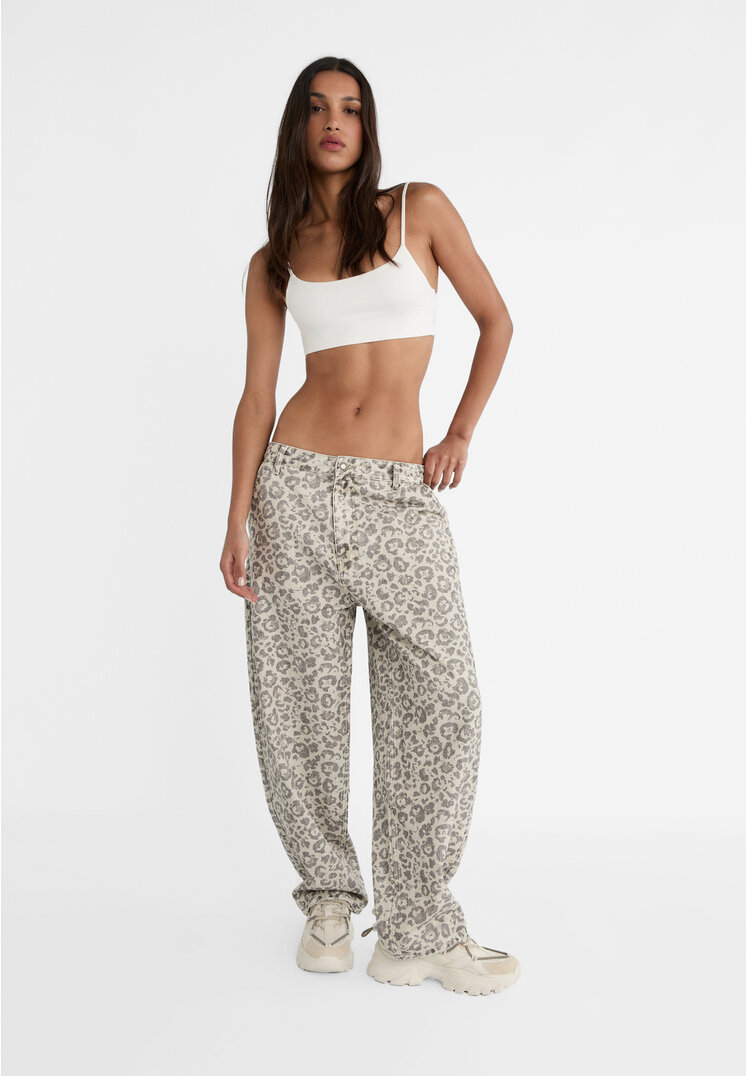 Stradivarius Leopard print surfer trousers  Caramel 8